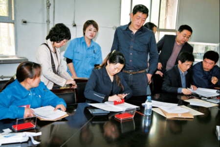 市住房公積金管理中心工作人員上門為職工辦理住房公積金貸款